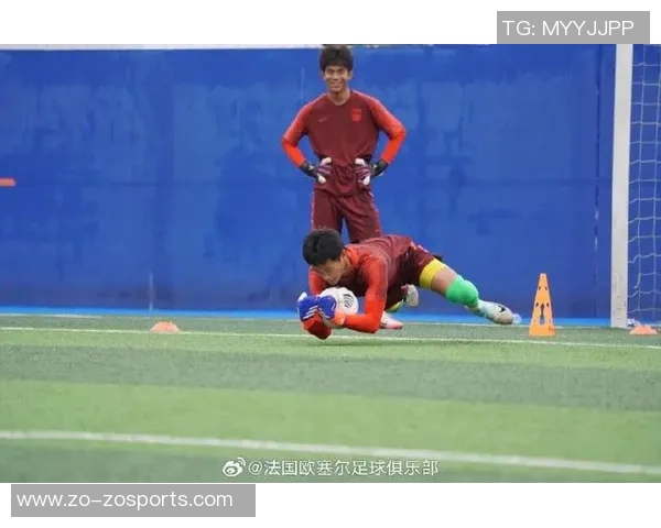 中国犀旺队在法国欧塞尔足球训练基地隆重举行升国旗仪式展现爱国情怀