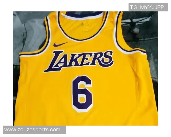 詹姆斯身穿布莱斯大学6号球衣到场观赛令老父亲倍感骄傲与自豪 詹姆斯身穿布莱斯大学6号球衣到场观赛令老父亲倍感骄傲与自豪